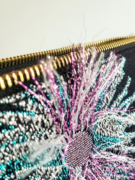 Sac pochette chaîne "Bouquet de roses pâles, une nuit à Versailles sous les feux d'artifices."