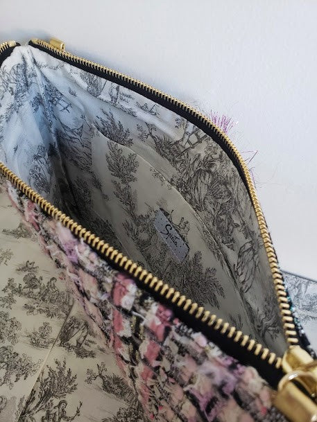Sac pochette chaîne "Bouquet de roses pâles, une nuit à Versailles sous les feux d'artifices."