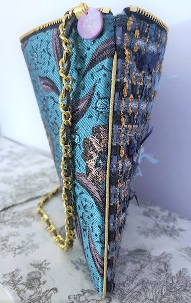 Sac pochette "Lumière de lune dans le ciel et nature bleue de nuit."