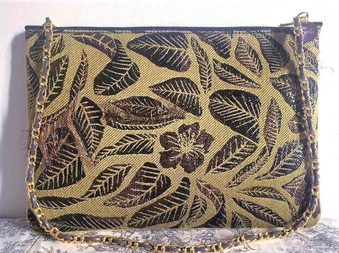 Sac pochette chaîne de fêtes "Célébration du Printemps en pleine nature, lampions roses-dorés posés et arbres verts."