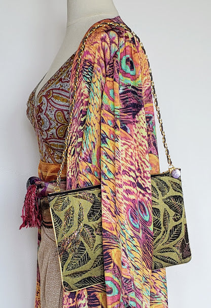 Sac pochette chaîne de fêtes "Célébration du Printemps en pleine nature, lampions roses-dorés posés et arbres verts."