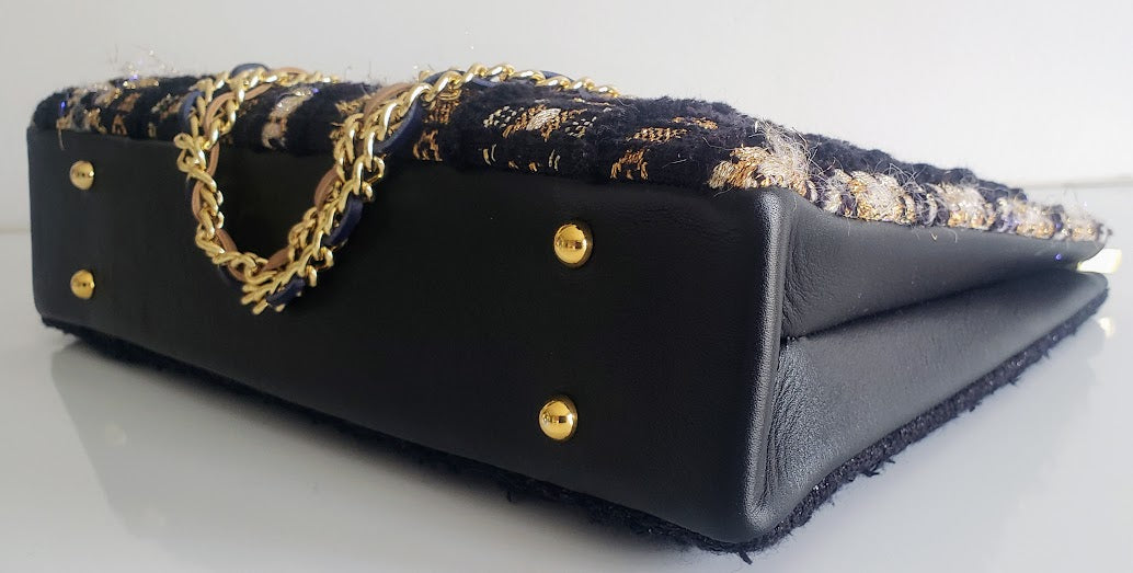 Sac à main "Lumières dorées dans Paris et ombres des moulures des immeubles anciens."