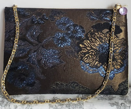 Sac pochette "Forêt en hiver et feuillages marrons glacés dans la nuit."