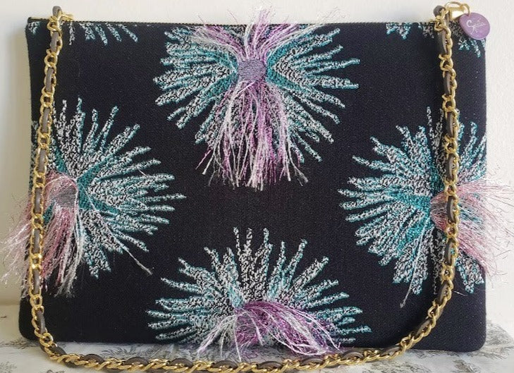 Sac pochette chaîne "Bouquet de roses pâles, une nuit à Versailles sous les feux d'artifices."