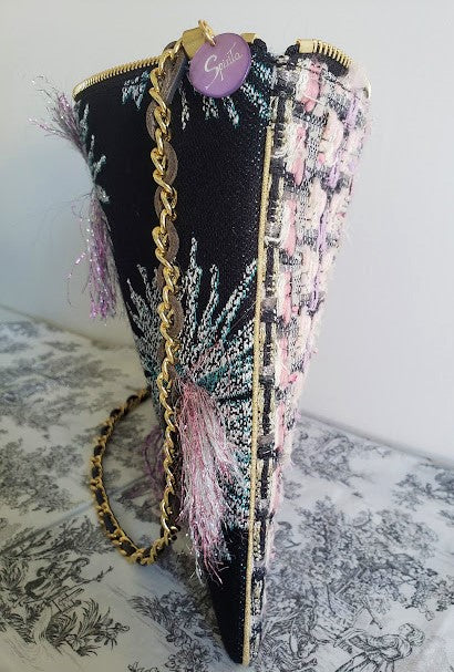 Sac pochette chaîne "Bouquet de roses pâles, une nuit à Versailles sous les feux d'artifices."