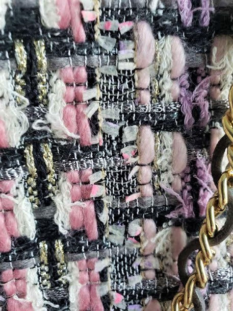 Sac pochette chaîne "Bouquet de roses pâles, une nuit à Versailles sous les feux d'artifices."