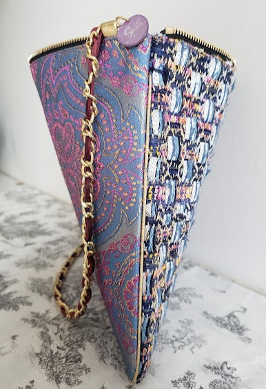 Sac pochette Bleu "Le Miroitement des eaux de l'étang sous le soleil et légèrement ondulant."