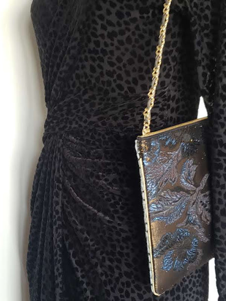 Sac pochette "Forêt en hiver et feuillages marrons glacés dans la nuit."