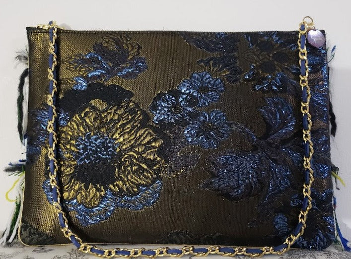 Sac pochette de fêtes "Noël et ses guirlandes dans les arbres et fleurs glacées des jardins, à Paris."