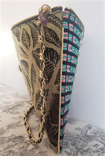 Sac pochette chaîne de fêtes "Célébration du Printemps en pleine nature, lampions roses-dorés posés et arbres verts."