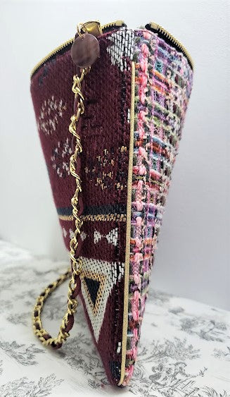Sac pochette chaîne "Bouquet multicolore de gerberas, près du tapis."