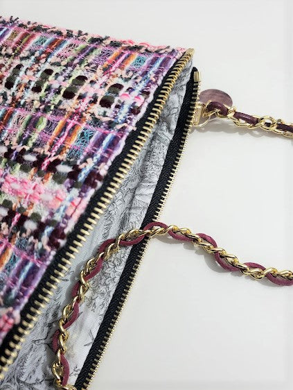 Sac pochette chaîne "Bouquet multicolore de gerberas, près du tapis."