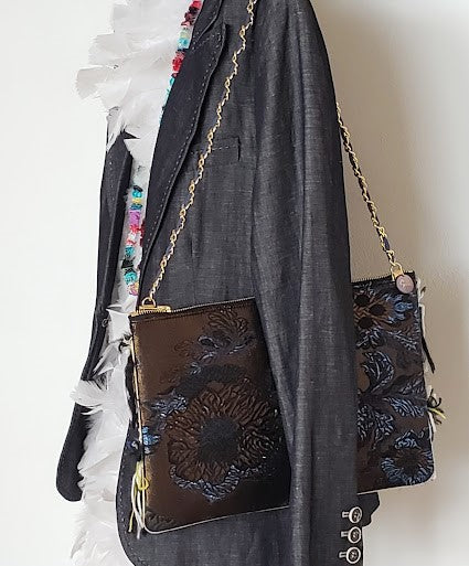 Sac pochette de fêtes "Noël et ses guirlandes dans les arbres et fleurs glacées des jardins, à Paris."