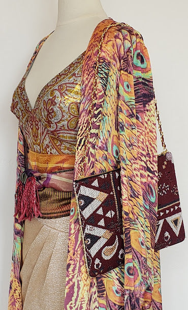 Sac pochette chaîne "Bouquet multicolore de gerberas, près du tapis."