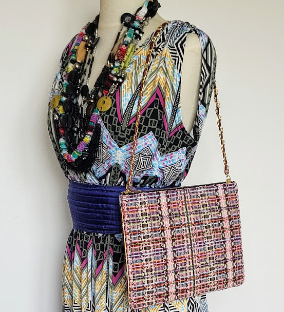 Sac pochette chaîne "Bouquet multicolore de gerberas, près du tapis."