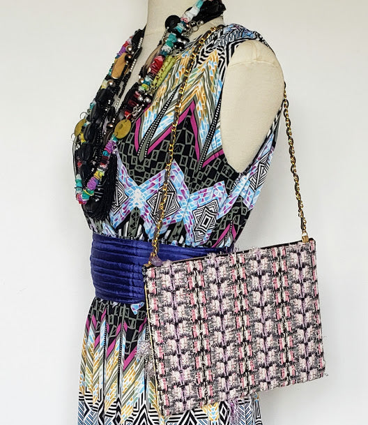 Sac pochette chaîne "Bouquet de roses pâles, une nuit à Versailles sous les feux d'artifices."