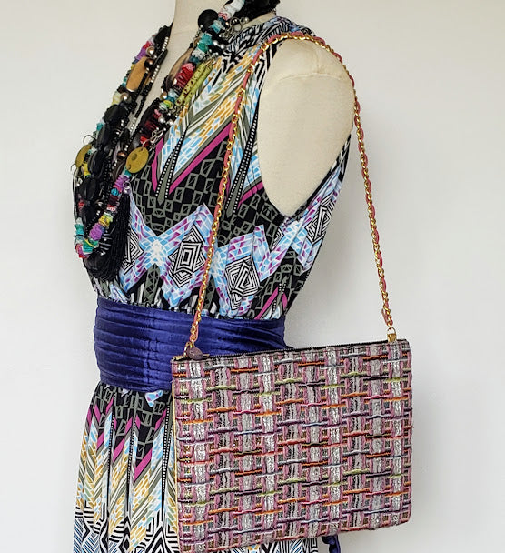 Sac pochette chaîne "Bouquet multicolore de stachys byzantina et tableau de petites fleurs rouges."