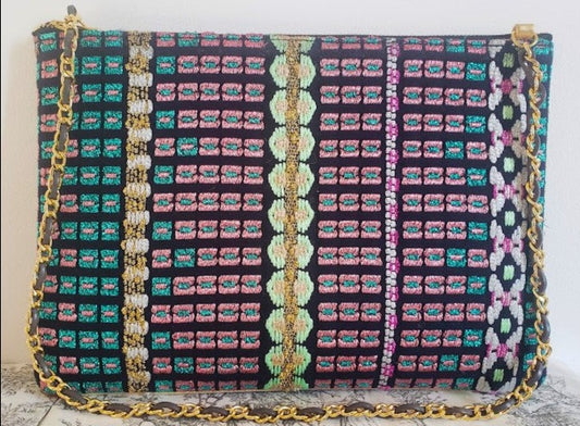 Sac pochette chaîne de fêtes "Célébration du Printemps en pleine nature, lampions roses-dorés posés et arbres verts."