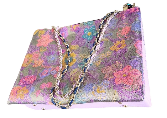 Sac à main "Floraison des premières roses dans le jardin déjà coloré." PRECOMMANDE.