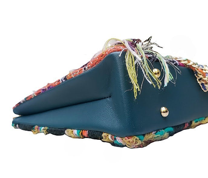 Sac à main "Mousse verte dans le feuillage automnale des arbres et mousse verte et lichen sur les écorces."