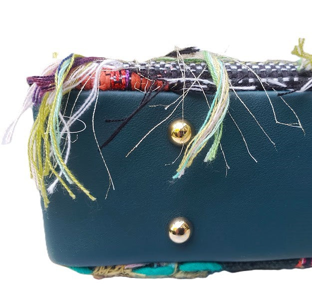 Sac à main "Mousse verte dans le feuillage automnale des arbres et mousse verte et lichen sur les écorces."
