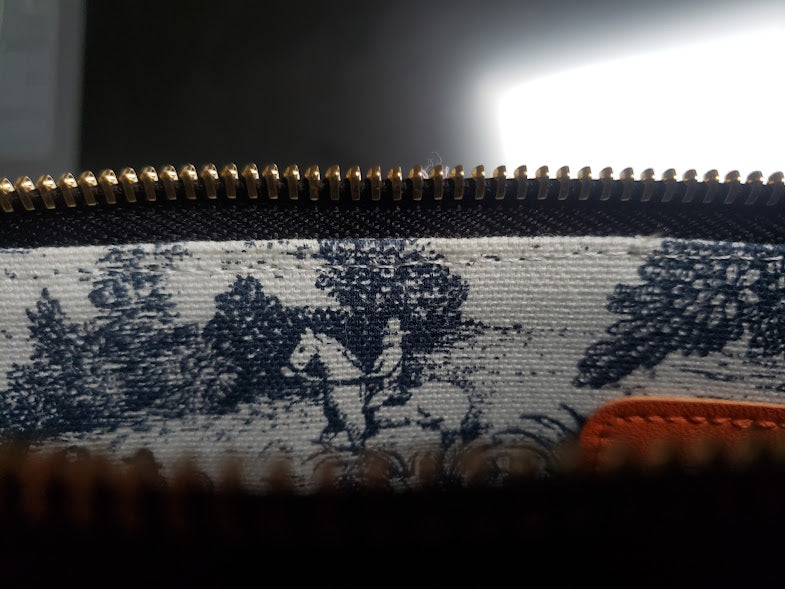 Sac à main "Mousse verte dans le feuillage automnale des arbres et mousse verte et lichen sur les écorces."
