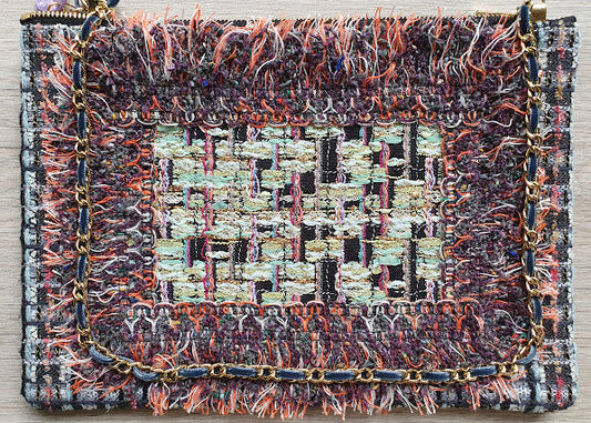 Sac pochette "Zoom sur les écorces et mousses vertes des arbres de la forêt."