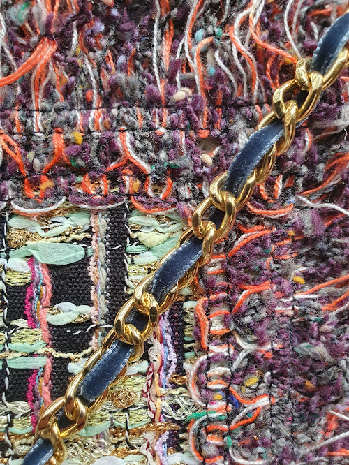 Sac pochette "Zoom sur les écorces et mousses vertes des arbres de la forêt."