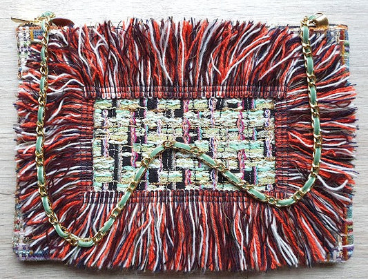 Sac pochette "Zoom sur les écorces et mousses vertes des arbres de la forêt."