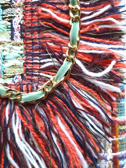 Sac pochette  "Zoom sur les écorces et mousses vertes des arbres de la forêt."