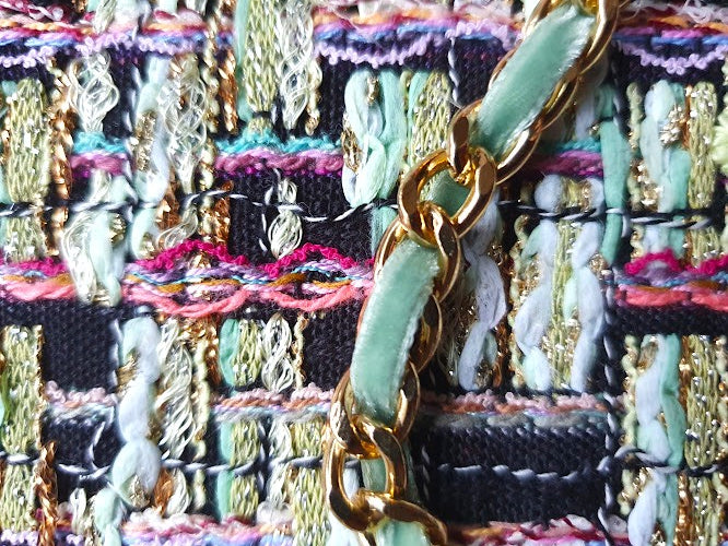 Sac pochette  "Zoom sur les écorces et mousses vertes des arbres de la forêt."