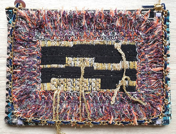 Sac pochette "Zoom sur les écorces et lichen des arbres de la forêt."