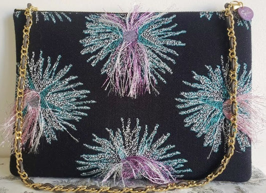 Sac pochette chaîne "Bouquet de roses pâles, une nuit à Versailles sous les feux d'artifices."