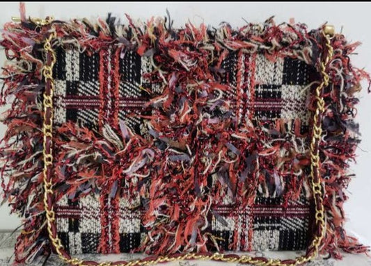 Sac pochette "Feuilles d'automne sur la terrasse noire et blanche et ramassées à la pelle..."