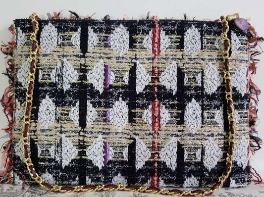 Sac pochette "Feuilles d'automne sur la terrasse noire et blanche et ramassées à la pelle..."