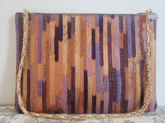 Sac pochette "Zoom sur les écorces et mousses vertes des arbres de la forêt."